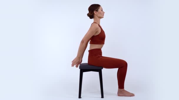 Ontspannen slank meisje stretching haar wervelkolom — Stockvideo