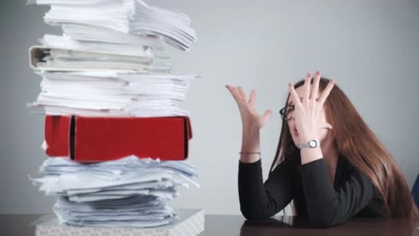 Gestionnaire financier stressé regardant la pile de feuilles de papier non remplies et criant de colère . — Video