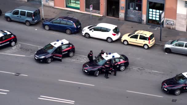 ローマ,イタリア- 2020年3月20日:ローマの道路上のチェックポイント。呼吸器マスクの軍は、コロナウイルスを抑制し、市内の秩序を維持するための措置を講じます. — ストック動画