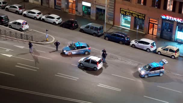 ROMA, ITALIA - 20 DE MARZO DE 2020: Peligroso brote epidémico de infección respiratoria grave en Italia, la policía militar en Roma patrulla en la carretera por la noche para controlar a los pasajeros y conducir — Vídeos de Stock