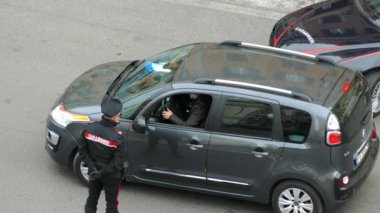 ROMA, İtalya - 20 Mart 2020: Roma 'da Coronavirus enfeksiyonu gelişimi, yollarda acil önlemler, karantinada kalan sakinler, Avrupa' da COVID-19 salgını