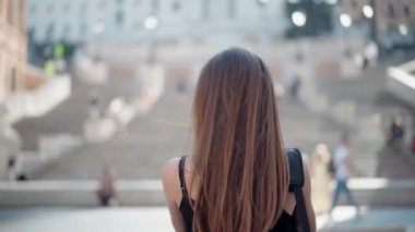Uzun kahverengi saçlı, dünyayı gezen ve siyah dijital kamerayla fotoğraf çeken güzel bir kız. Turist kadın seyahatlerden hatıralar kaydediyor, Pthotos ve videolar çeken kız.