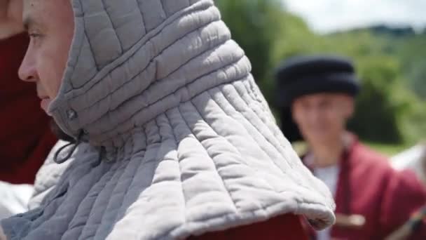 KANALE MONTERANO, ITÁLIE - KVĚTEN 2018: Středověký rytíř v těžkém brnění se usmívá po úspěšném vítězství na hřišti. Tradiční středověký turnaj vojáků v Canale Monterano, rytíř na sobě — Stock video