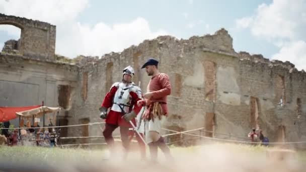 Canale Monterano 'da ortaçağ yaşamının yeniden canlandırılması, ağır zırhlı cesur ortaçağ şövalyesi köylüler ve soyguncularla konuşuyor. — Stok video