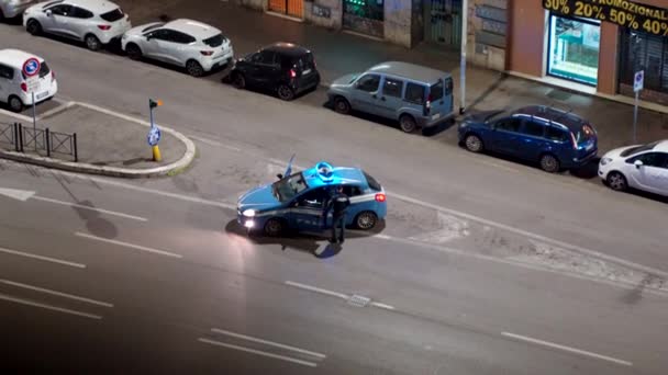 ΡΩΜΗ, ΙΤΑΛΙΑ - 20 ΜΑΡΤΙΟΥ 2020: Αστυνομικοί με αναβοσβήνει σειρήνα φώτα στην οροφή του αυτοκινήτου περιπολία στο δρόμο τη νύχτα στην πόλη της Ρώμης, προκαθορισμένα μέτρα κατά της επιδημίας του κορωναϊού — Αρχείο Βίντεο
