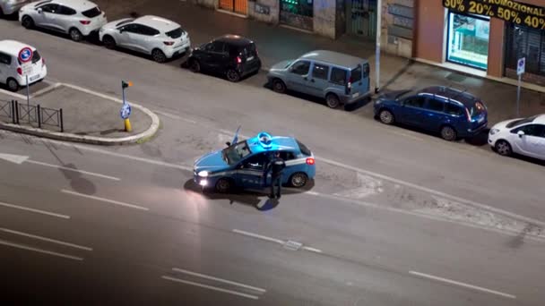 ROMA, ITALIA - 20 DE MARZO DE 2020: Oficiales de policía con luces intermitentes en el techo del coche patrullando por la noche en la ciudad de Roma, medidas de precaución contra el brote de coronavirus — Vídeos de Stock