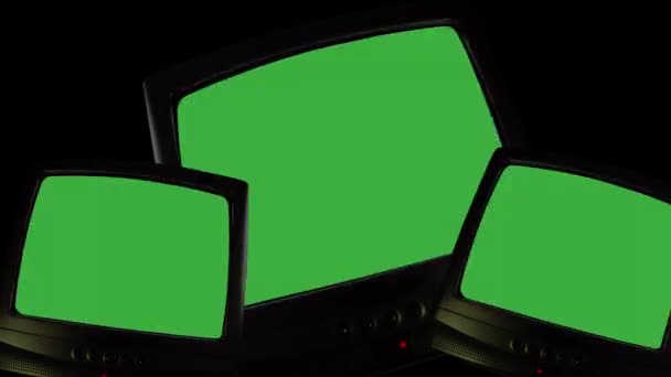 Tres televisores vintage sobre fondo negro, televisores encendidos en pantalla verde, pantallas croma key para fotos, vídeos o escritura. Pantalla de TV cambiando colores, ruido estático o mala señal de recepción — Vídeos de Stock