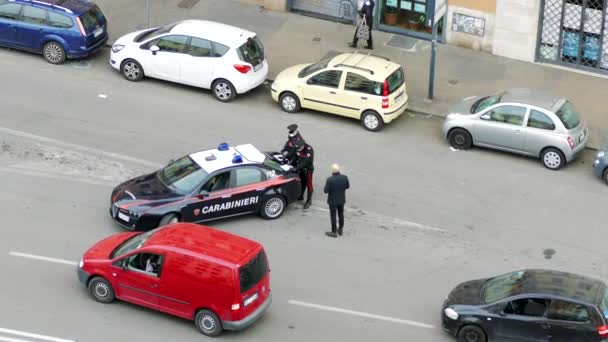 ROMA, ITALIA - 20 MARZO 2020: Vista dall'alto dei poliziotti che controllano le auto di passaggio in strada a Roma e controllano la patente di guida, i conducenti che infrangono le regole del traffico stradale durante la quarantena del coronavirus — Video Stock