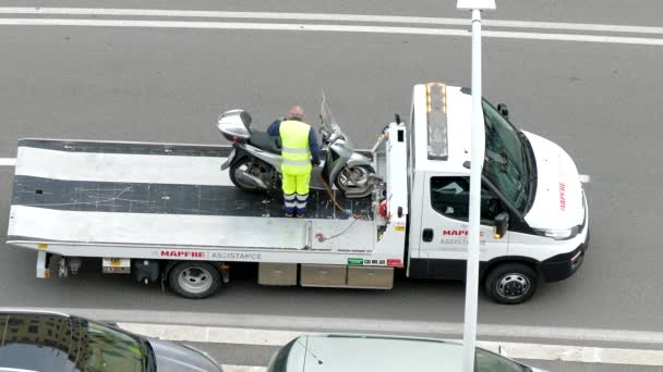 ROME, ITALIË - 20 maart 2020: Sleepwagen die motorfietsen van de straat sleept, illegaal parkeren op voetpad, verkeersovertredingen. Auto transporteur evacuatie motorfiets in het centrum van Rome — Stockvideo