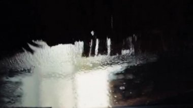 Ağır yatay ve dikey fırçalar dönüyor ve arabanın ön camını su ve deterjan sabunuyla temizliyor. Ön camda su kabarcıkları oluşuyor. Toplam ve derin araba yıkama, otomatik makine