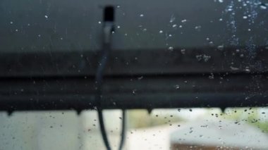 Araba ön camından su kabarcıkları akıyor. Derin ve tam yıkama sonrası, kirli temizleme fırça ve sabunla kaldırma. Otomobil tamirhanesinde araç yıkama