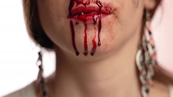 Sang lourd visage et nez de femme battue effrayée, gros plan des lèvres battues et gouttes de sang. Tyrannie et agression, concept de violence domestique — Video