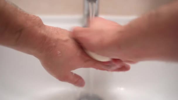 Prevenção de infecções de pele, pessoa cuidadosamente lavar as mãos com sabão, esfregando e enxaguando sob água morna. Conceito de cuidados com a pele e higiene — Vídeo de Stock