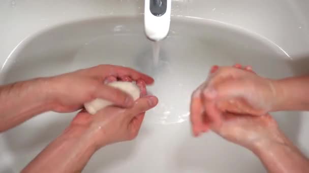 Cura della pelle umana a casa, igiene quotidiana in bagno. Due persone che puliscono mani con sapone sotto l'acqua calda, la gente accuratamente si lava le mani e toglie sporco. Disinfettanti per la pulizia delle mani — Video Stock