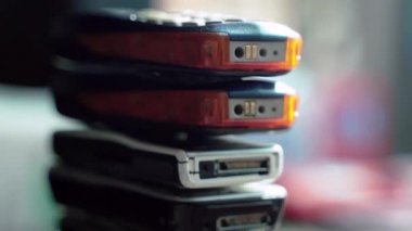  Eski ve modası geçmiş bir cep telefonu yığını. Eski moda kullanılmış ve kırılmış cep telefonları. Antika cep telefonu koleksiyonu