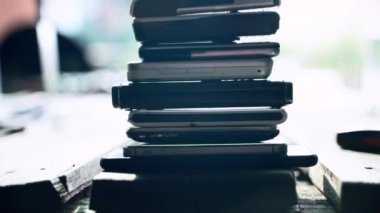  Farklı tasarım ve markalardan oluşan eski model cep telefonları, eski moda telefon modelleri, kullanılmış ve modası geçmiş telefonlar. 