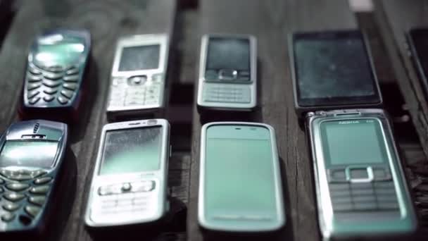 Evolución de los teléfonos celulares, una gama de diferentes teléfonos móviles que comienzan desde teléfonos con teclado y terminan con teléfonos inteligentes modernos con pantalla táctil. Recogida de teléfonos móviles, progreso en telecomunicaciones — Vídeos de Stock