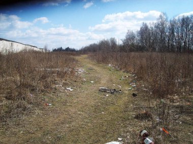 Çayıra saçılmış çöpler, insan ve doğa