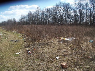 Çayıra saçılmış çöpler, insan ve doğa