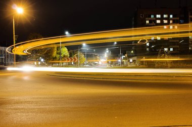 hareket eden sarı otobüs, gece şehri, uzun pozlu çekim