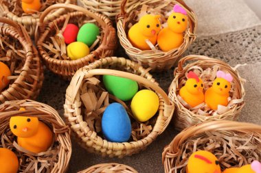 Söğüt dallarından sepet, dekoratif Paskalya yumurtaları ve tavuklar. Paskalya konsepti.