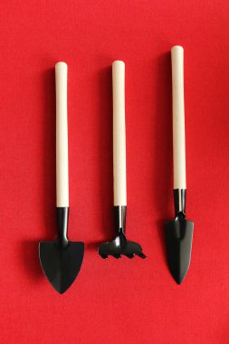 Kırmızı arkaplanda bahçe araçları