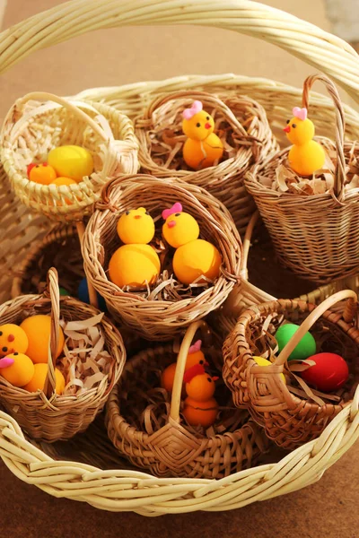 Καλάθι Από Κλαδιά Ιτιάς Διακοσμητικά Πασχαλινά Αυγά Και Κοτόπουλα Έννοια — Φωτογραφία Αρχείου