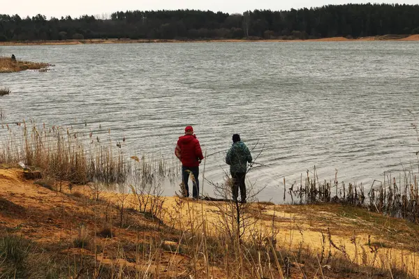 Dos Personas Con Cañas Pescar Orilla Están Pescando Principios Primavera —  Fotos de Stock