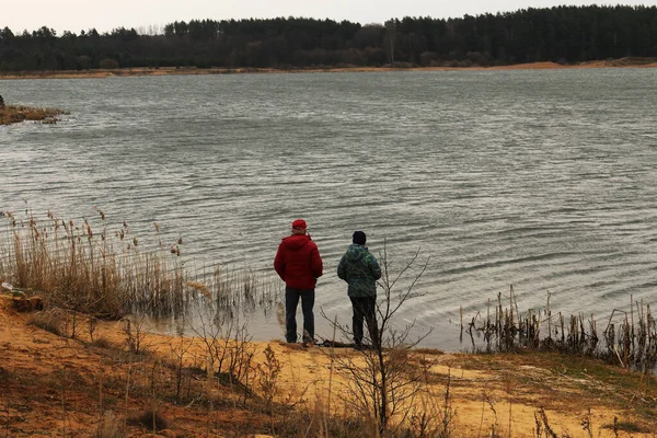 Dos Personas Con Cañas Pescar Orilla Están Pescando Principios Primavera —  Fotos de Stock