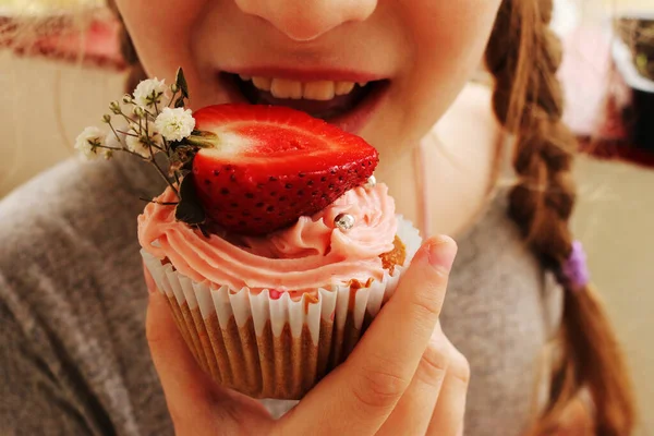 Hembakad Muffins Med Grädde Färska Blommor Jordgubbar Flickornas Hand Närbild — Stockfoto