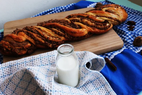 Botol Dengan Susu Dan Sekeranjang Wicker Segar Buatan Sendiri Dengan — Stok Foto