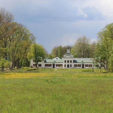 21 Mayıs 2020 Belarus. Zalesye 'deki Oginsky Sarayı' nın bahar manzarası. 19. yüzyılın malikane ve park mimarisi anıtı..