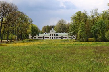 21 Mayıs 2020 Belarus. Zalesye 'deki Oginsky Sarayı' nın bahar manzarası. 19. yüzyılın malikane ve park mimarisi anıtı..
