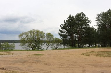 Beloye taş ocağında bahar manzarası, Smorgonsky bölgesi, Belarus Beloye taş ocağında halka manzarası, Smorgonsky bölgesi, Belarus.