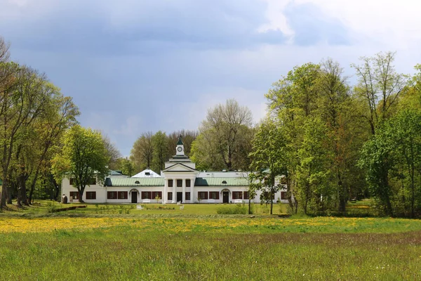 2020年5月21日ベラルーシ ザレサイのOginsky宮殿と春の風景 19世紀の荘園 公園建築物の記念碑 ロイヤリティフリーのストック画像