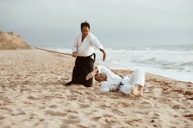 Aikido Yoshinkan Karadeniz 'de eğitim görüyor. Kılıcı al..