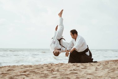 Aikido Yoshinkan Karadeniz 'de eğitim görüyor. Fırlat ve düş.