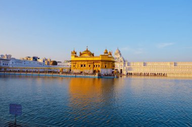 Amritsar 'daki Altın Tapınak (Harmandir Sahib de Darbar Sahib) - Gurudwara, Sih dini için önemli bir grup bina ve kutsal bir havuz ile çevrilidir. Bu tesis Sikhism 'deki en önemli hac mekanıdır..