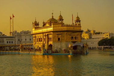 Amritsar, Punjab, Hindistan 'daki Altın Tapınak Büyüleyici Akşam Manzarası, Sih dininin en kutsal ikonu ve ibadet yeri. Sri Harmandir Sahib, Altın Gurudwara 'nın resmi adıdır. Amritsar, Punjab, Hindistan 'da yer alır.. 