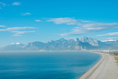 Deniz manzarası ve Antalya Türkiye 'deki gezinti alanı