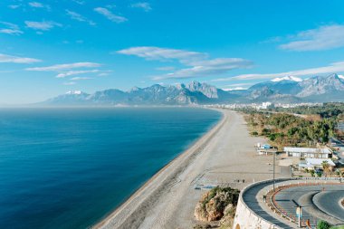 Deniz manzarası ve Antalya Türkiye 'deki gezinti alanı