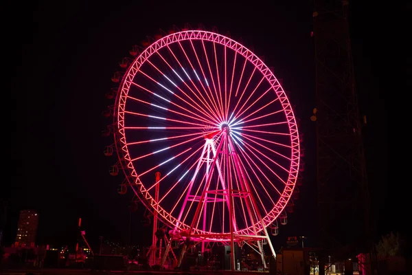 Grande roue la nuit avec drapeau turc à Antalya Turquie — Photo