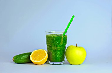 Mavi arka planda sebzeli yeşil detoks smoothie