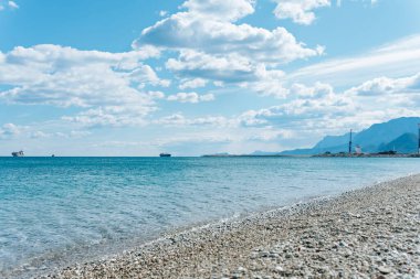  Güzel mavi deniz ve gökyüzü. Arkasında beyaz bulutlar var.