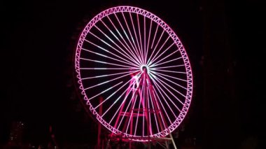 Antalya 'da Türk bayrağıyla geceleyin dönme dolap