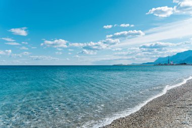  Güzel mavi deniz ve gökyüzü. Arkasında beyaz bulutlar var.