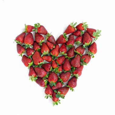 Beyaz arka planda kalp şeklinde çilekler.