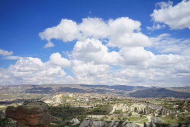  Mavi gökyüzü ve Goreme Urgup, Kapadokya yakınlarında beyaz bulutlu İskoçya, Türkiye