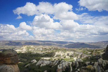  Mavi gökyüzü ve Goreme Urgup, Kapadokya yakınlarında beyaz bulutlu İskoçya, Türkiye