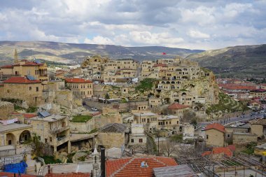  Kırmızı çatılı birçok eski ev Urgup Kapadokya hindisi 